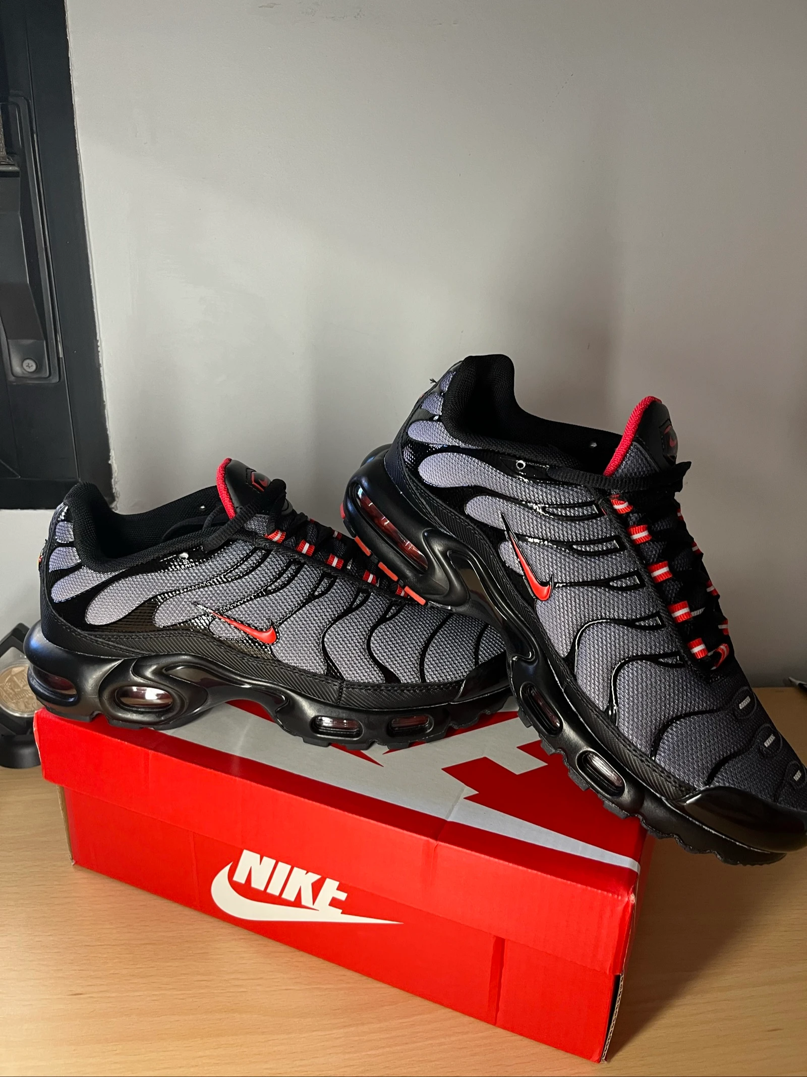 Nike Air Max Plus (TN) Gris/Rojo￼